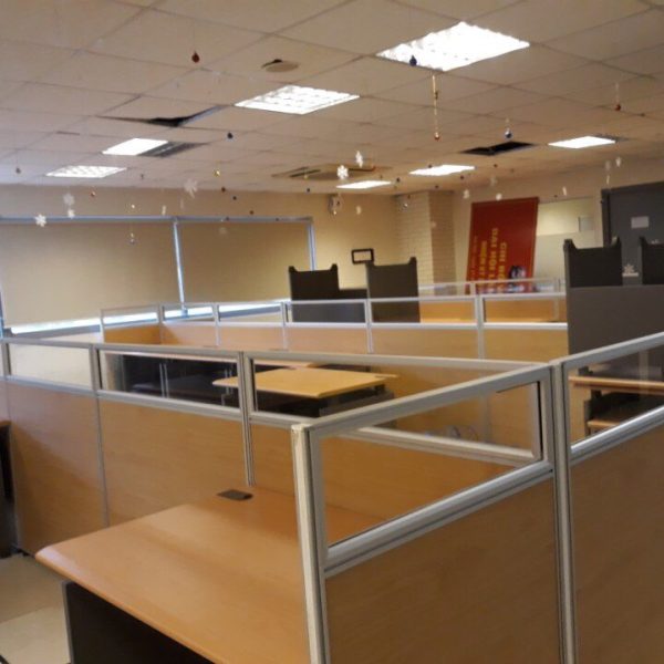 Vách Ngăn Hòa Phát VN05 Gỗ Kính